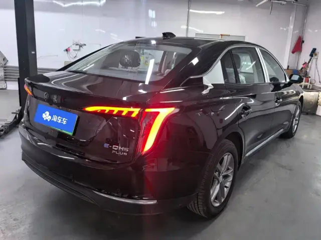 Hongqi E-QM5 — Фото автомобиля 3