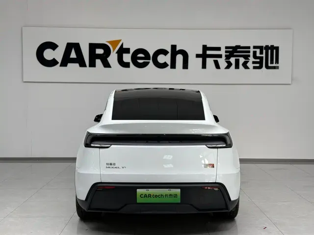 Tesla Model Y — Фото автомобиля 15