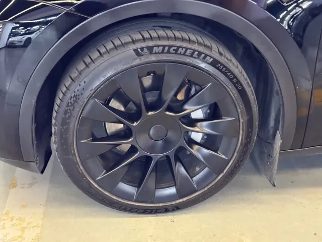 Tesla Model Y — Фото автомобиля 11