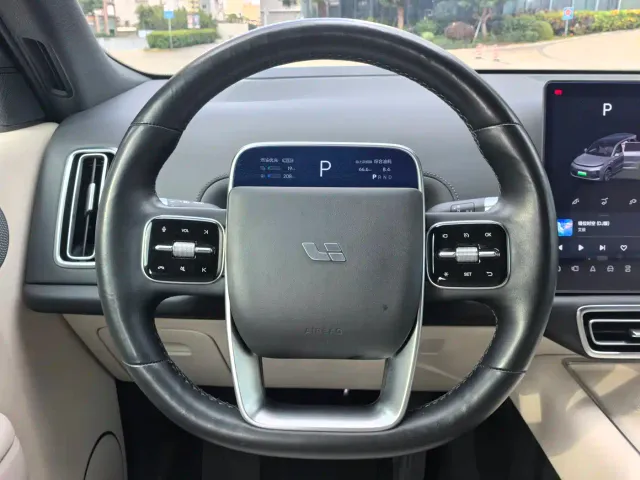 Li Auto L9 — Фото автомобиля 5