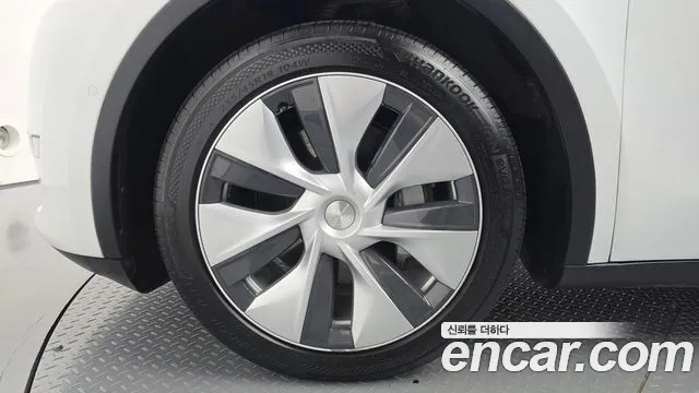 Tesla Model Y — Фото автомобиля 4