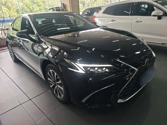 Lexus ES — Фото автомобиля 3