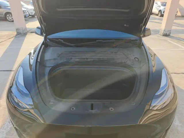 Tesla Model Y — Фото автомобиля 19
