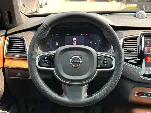 Volvo XC90 — Фото автомобиля 9