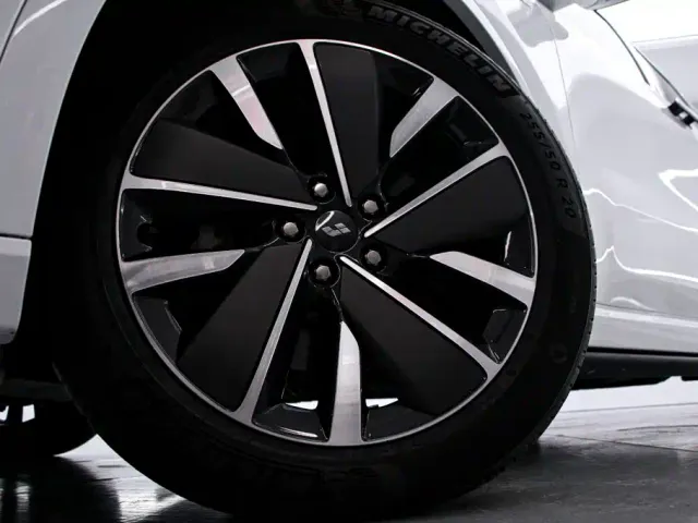 Li Auto L8 — Фото автомобиля 18