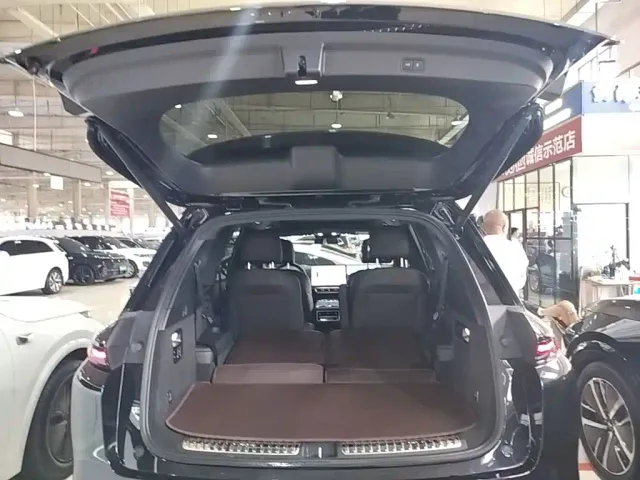 Li Auto L8 — Фото автомобиля 18