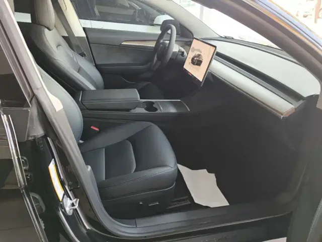 Tesla Model 3 — Фото автомобиля 24