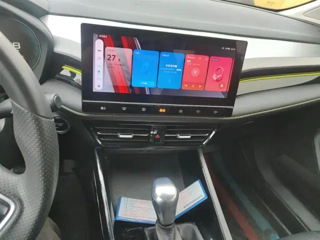 Roewe i5 — Фото автомобиля 12
