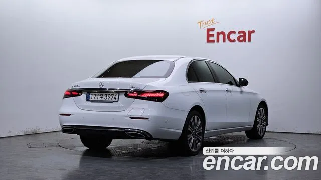 Mercedes-Benz E-Class — Фото автомобиля 2