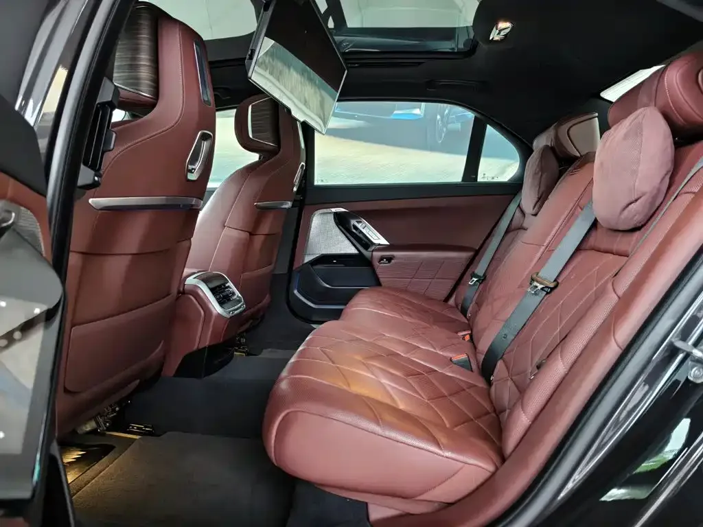 BMW BMW i7 2023 eDrive50L Premium Luxury Package — Фото автомобиля 13