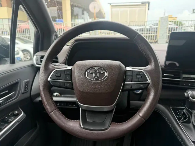 Toyota Sienna — Фото автомобиля 13