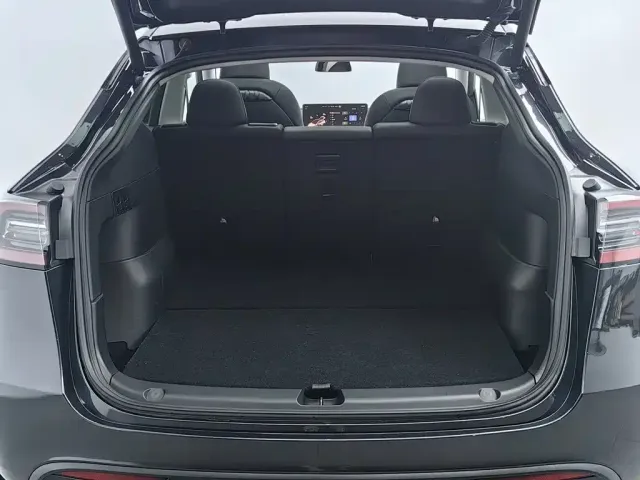 Tesla Model Y — Фото автомобиля 16