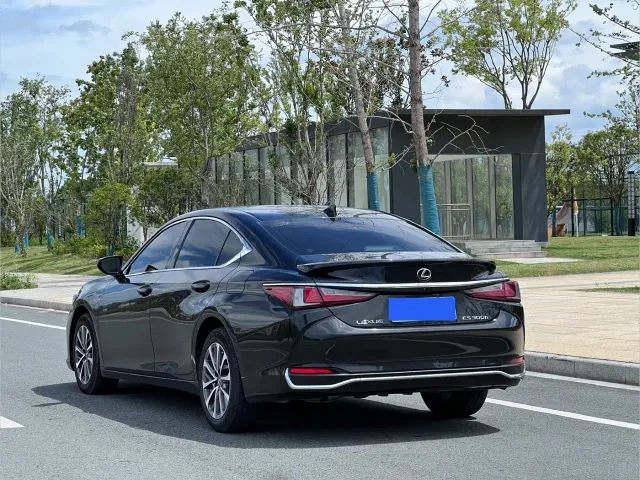 Lexus ES — Фото автомобиля 4