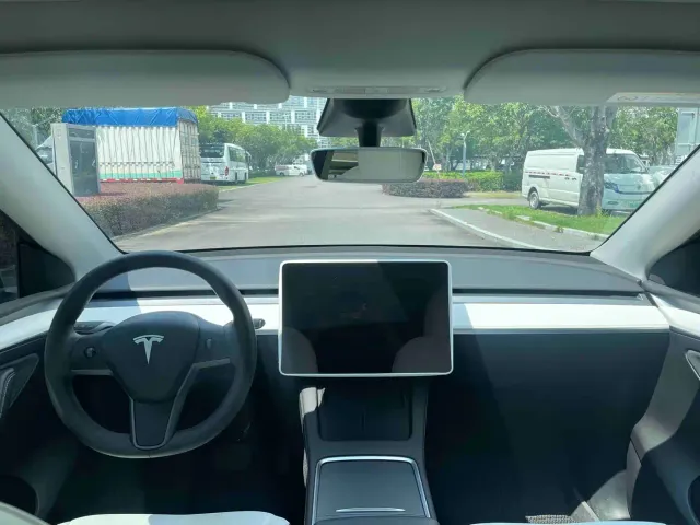 Tesla Model Y — Фото автомобиля 9
