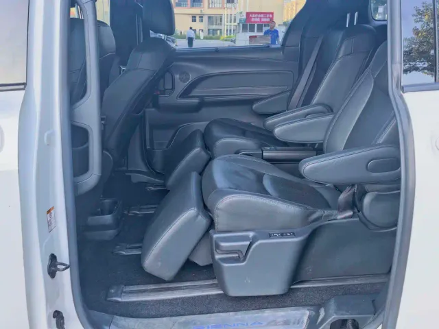 Toyota Sienna — Фото автомобиля 14