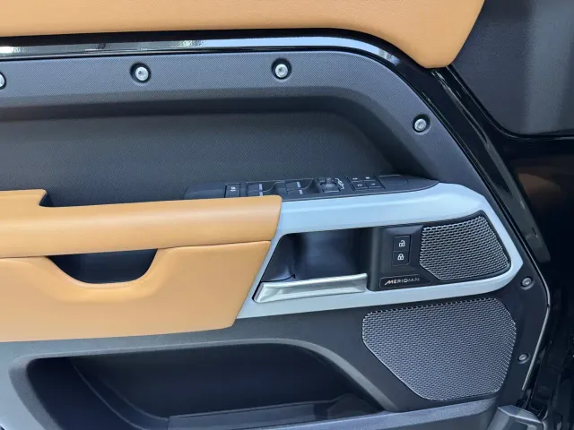 Land Rover Defender — Фото автомобиля 14