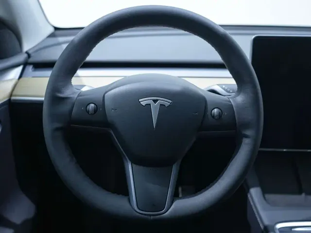 Tesla Model Y — Фото автомобиля 16