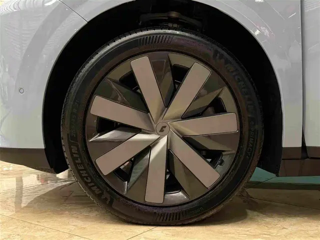 Li Auto i8 — Фото автомобиля 14