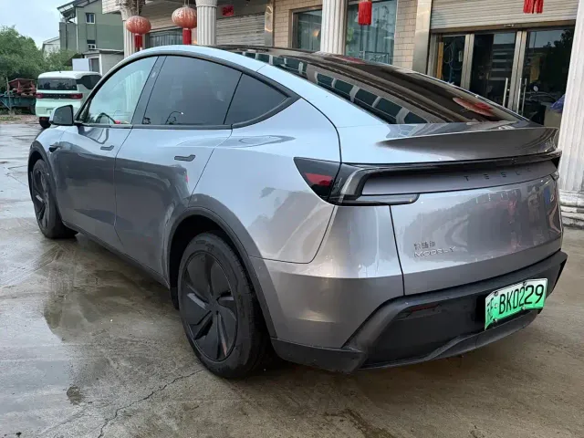 Tesla Model Y — Фото автомобиля 6