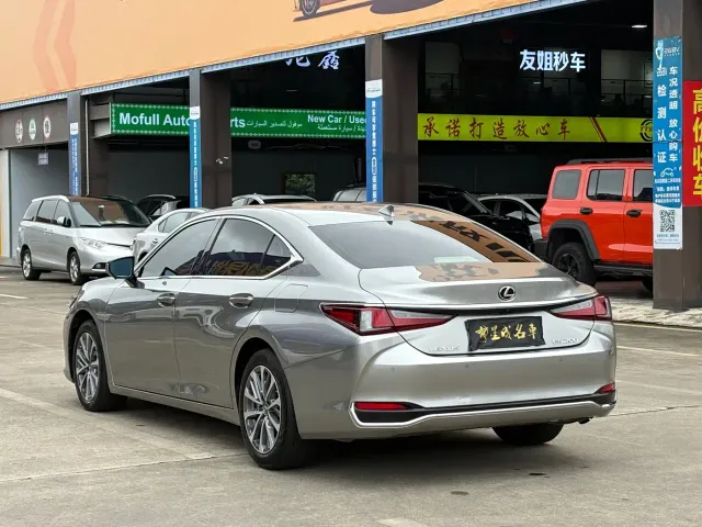 Lexus ES — Фото автомобиля 21