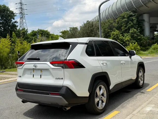 Toyota RAV4 — Фото автомобиля 12