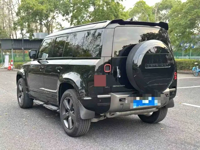 Land Rover Defender — Фото автомобиля 8