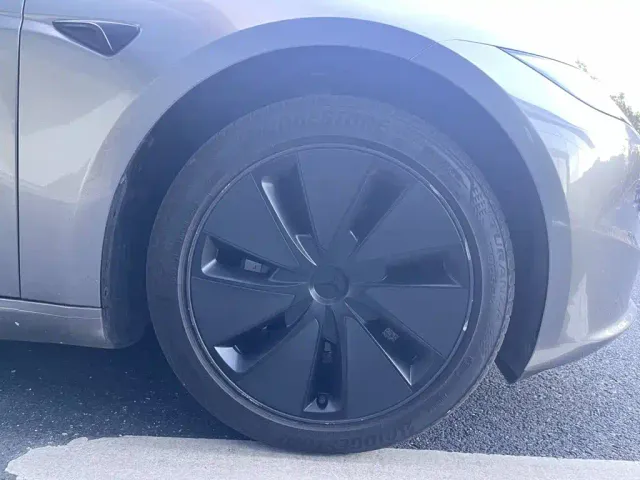 Tesla Model 3 — Фото автомобиля 15