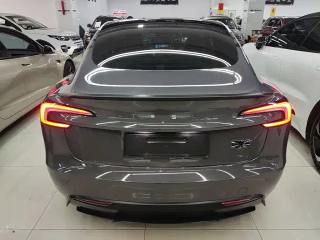 Tesla Model 3 — Фото автомобиля 5