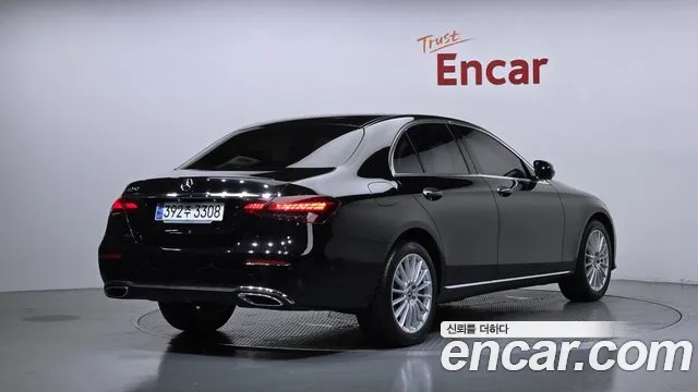 Mercedes-Benz E-Class — Фото автомобиля 2
