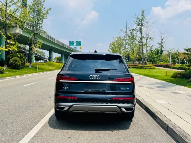 Audi Q7 — Фото автомобиля 10