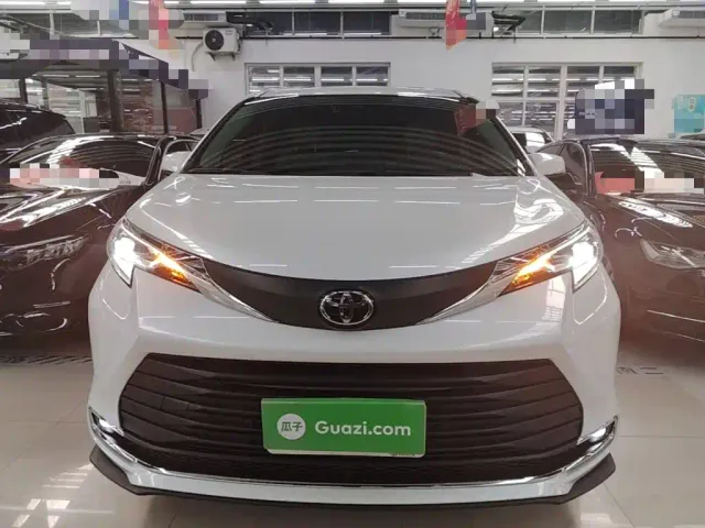 Toyota Sienna — Фото автомобиля 2