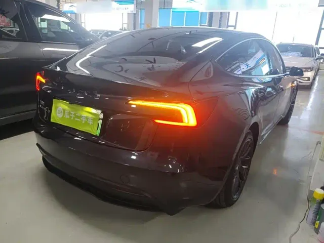 Tesla Model 3 — Фото автомобиля 6
