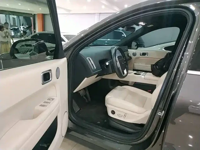 Li Auto L6 — Фото автомобиля 15