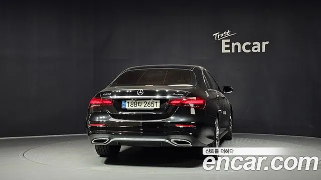 Mercedes-Benz E-Class — Фото автомобиля 4