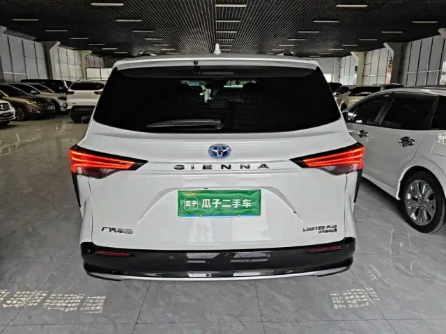 Toyota Sienna — Фото автомобиля 5