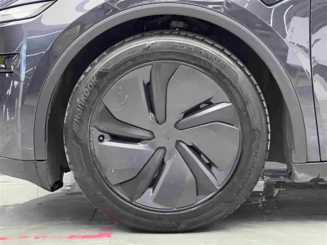 Tesla Model Y — Фото автомобиля 4