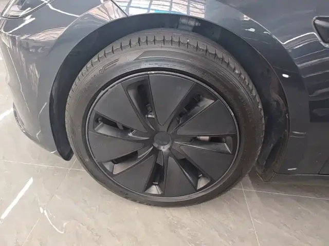 Tesla Model 3 — Фото автомобиля 22