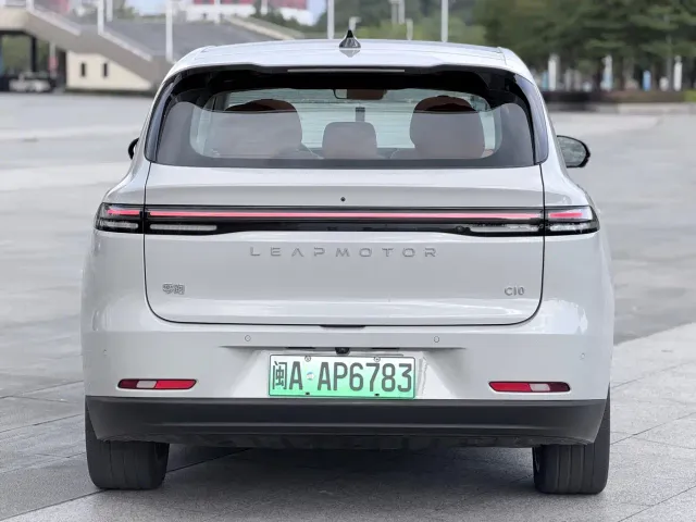 Leapmotor C10 — Фото автомобиля 5