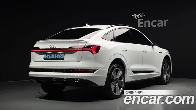 Audi e-tron — Фото автомобиля 2
