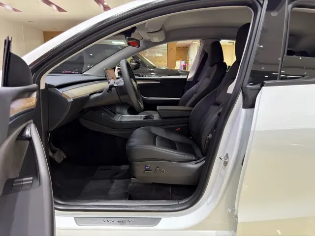 Tesla Model Y — Фото автомобиля 5