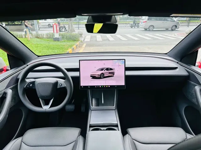 Tesla Model Y L — Фото автомобиля 16