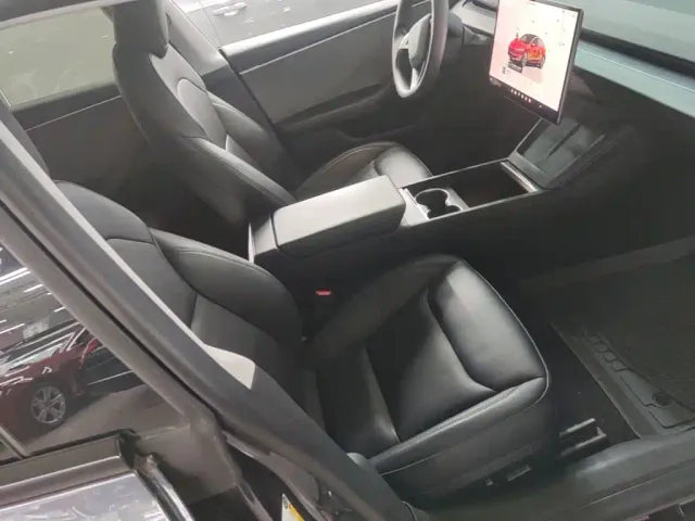 Tesla Model 3 — Фото автомобиля 24