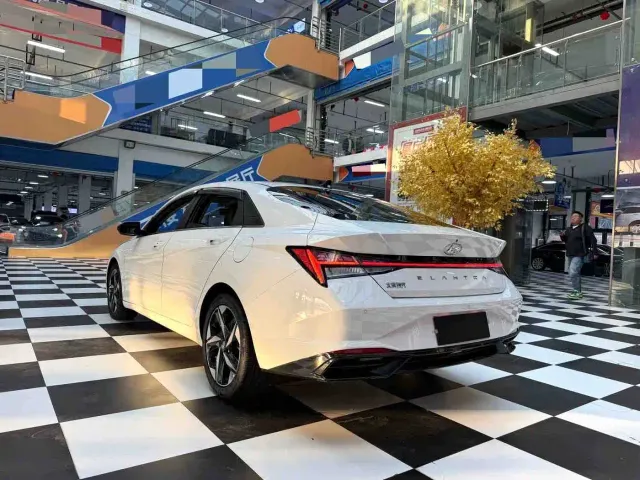 Hyundai Elantra — Фото автомобиля 12