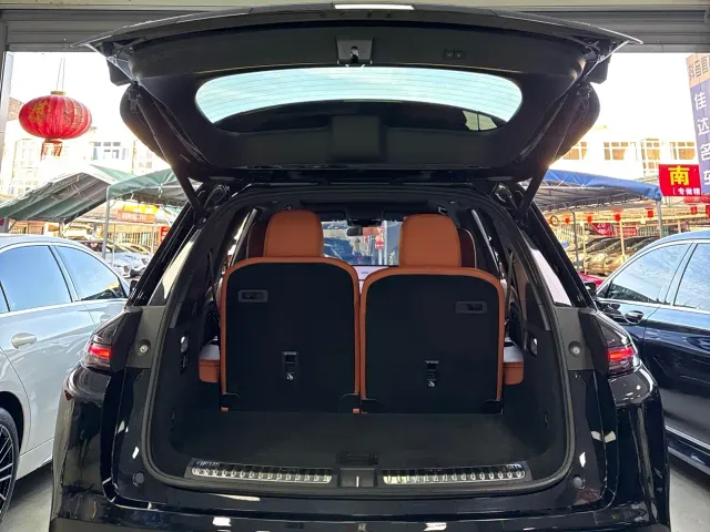 Li Auto L8 — Фото автомобиля 11