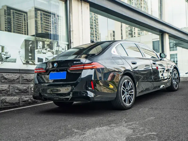BMW 5 Series — Фото автомобиля 10