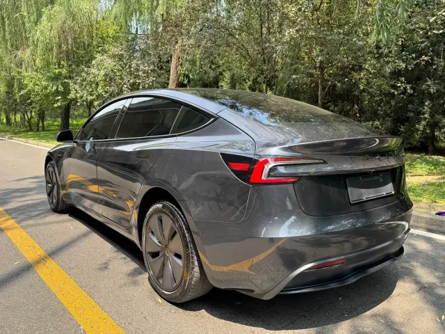 Tesla Model 3 — Фото автомобиля 14