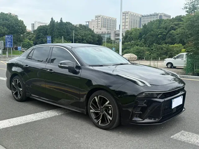 Lynk & Co 03 — Фото автомобиля 4