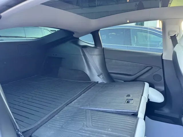 Tesla Model Y — Фото автомобиля 13