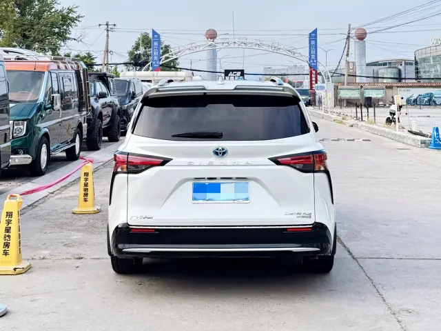 Toyota Toyota Sienna 2023 2.5L Hybrid Ultimate Edition — Фото автомобиля 3