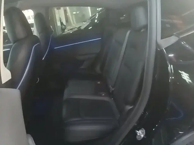 Tesla Model Y — Фото автомобиля 16